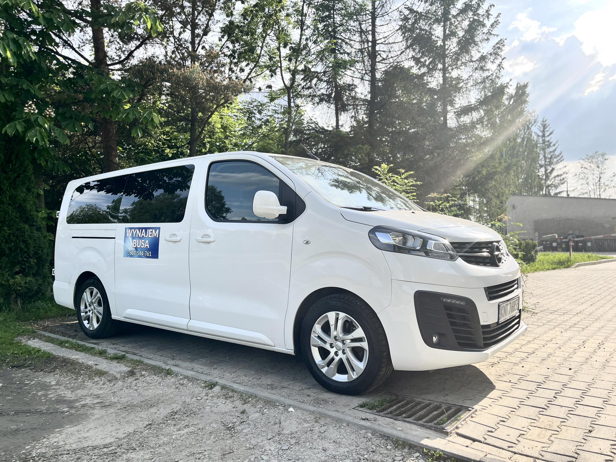 Biały bus do wynajęcia – wynajem busa Nowy Targ