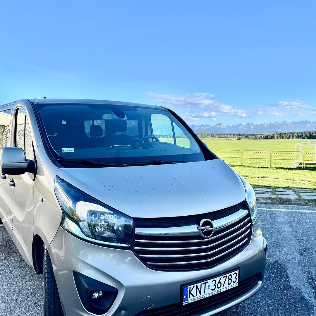 Srebrny bus Opel Vivaro na tle Tatr – wynajem busa Podhale